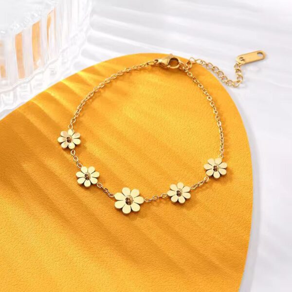 Stainless Steel Golden Daisy Bracelet for Women – Trendy Non-Fading Flower Hand Chain Jewelry Gift