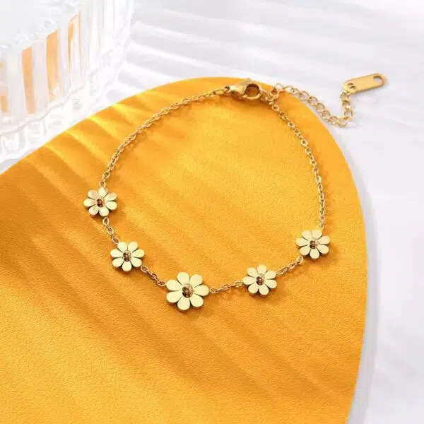 Stainless Steel Golden Daisy Bracelet for Women – Trendy Non-Fading Flower Hand Chain Jewelry Gift