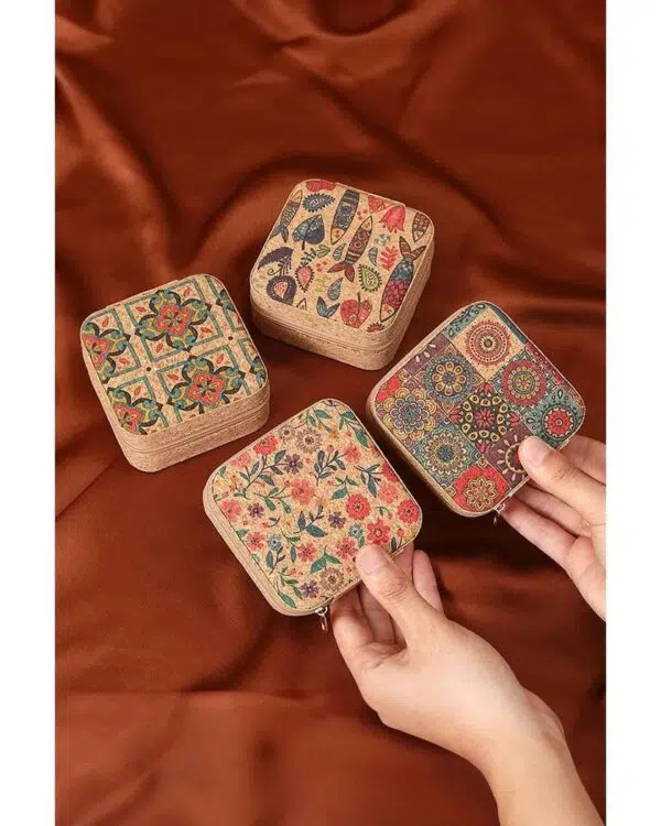 Camel Retro Floral Print Portable Square Jewelry Storage Box – Travel Organizer for Rings, Necklaces, Earrings & Pendants