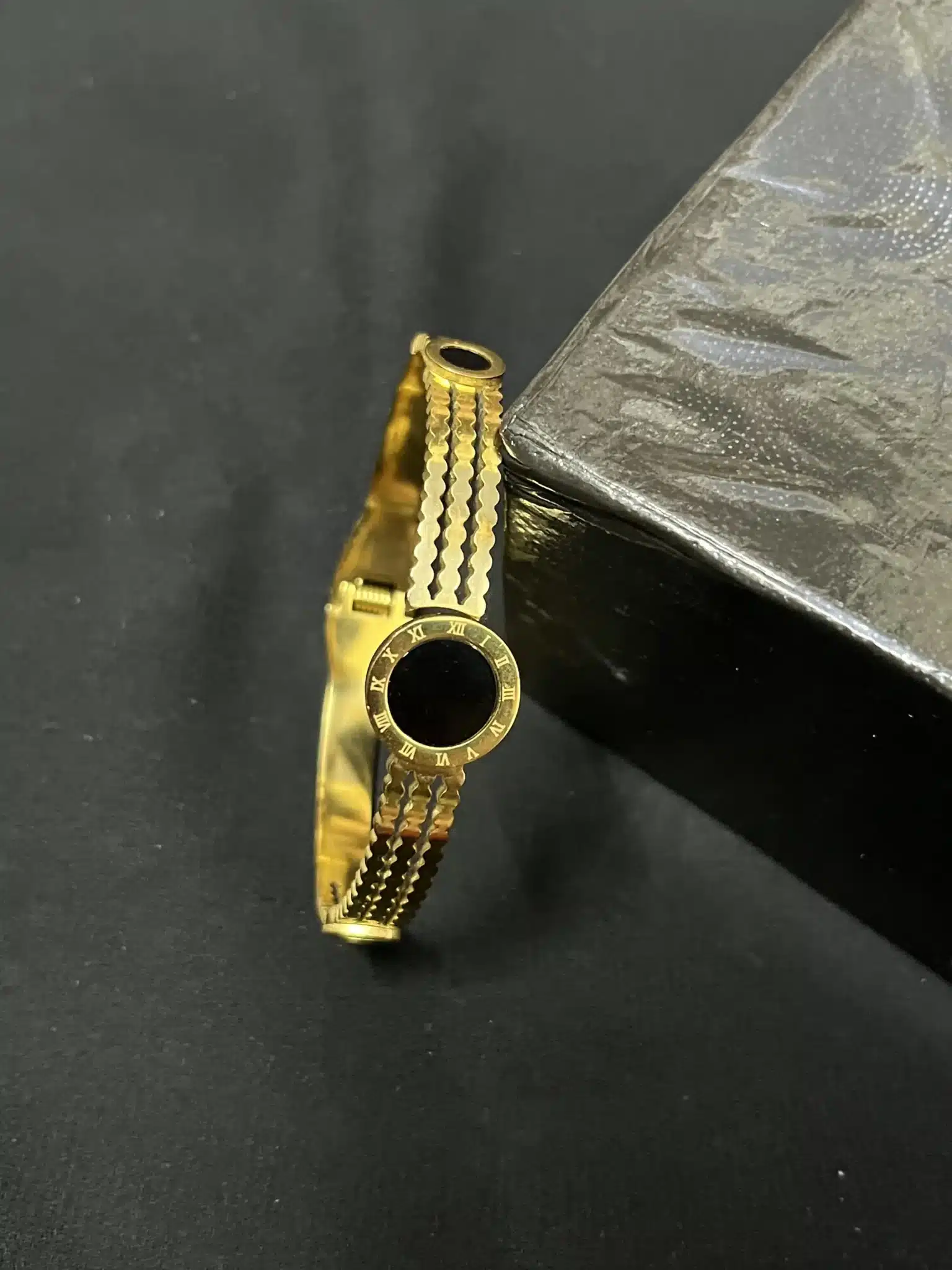 IMG_4271 Fashionable Stainless Steel Bracelet Watch for Women – Sleek Black Face & Classic Roman Numerals - Image 1